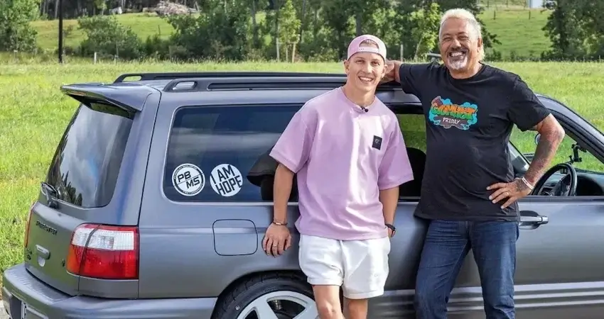 Лиам Лоусон выставляет на аукцион Subaru Forester  