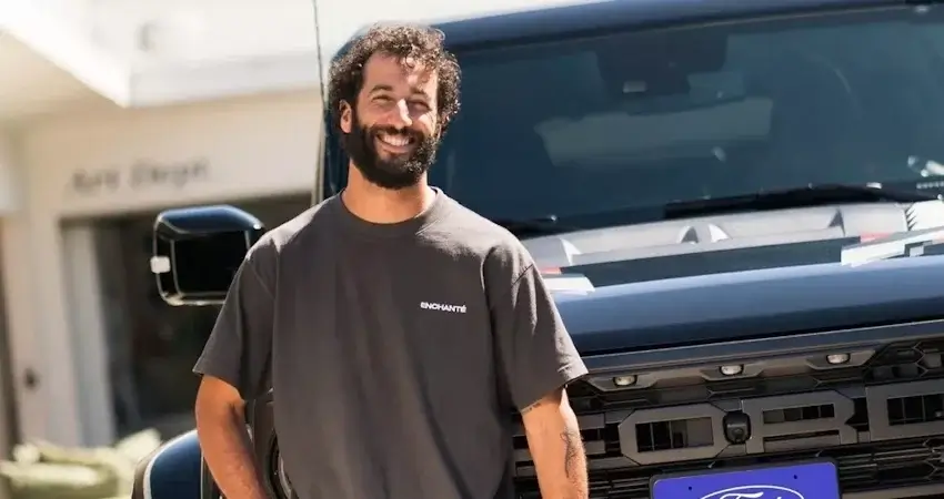 Даниэль Риккардо взлетает на Ford Raptor Rally