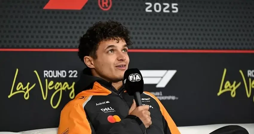 Ландо Норрис подписал легендарный шлем Джеки Стюарта