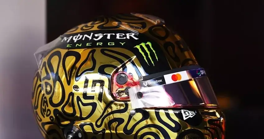 Ландо Норрис показал золотой шлем в честь первого чемпионского титула