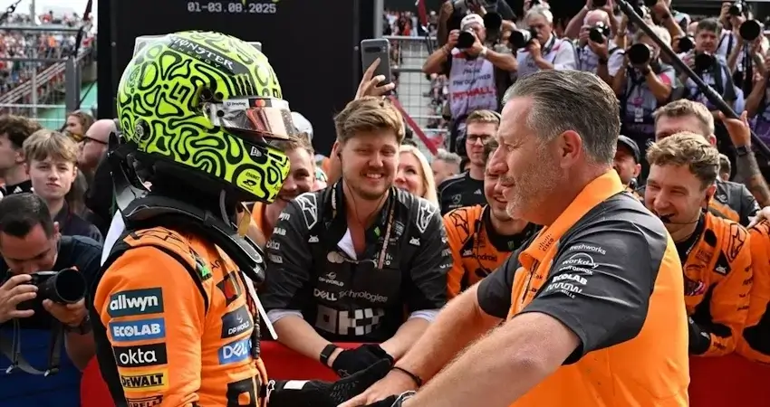 Ландо Норрис обыграл Зака Брауна и забрал кубок себе