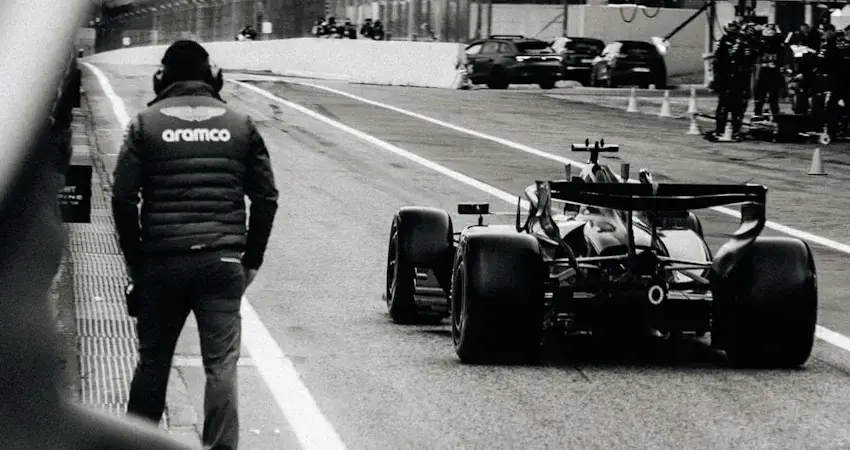 Красный флаг для Aston Martin и проблемы McLaren на тестах в Барселоне