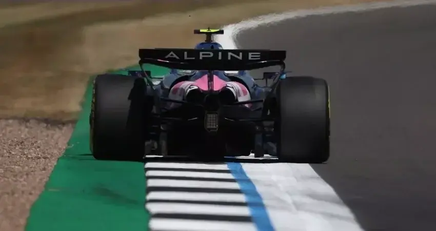 Alpine вывела на трассу болид A526 с мотором Mercedes