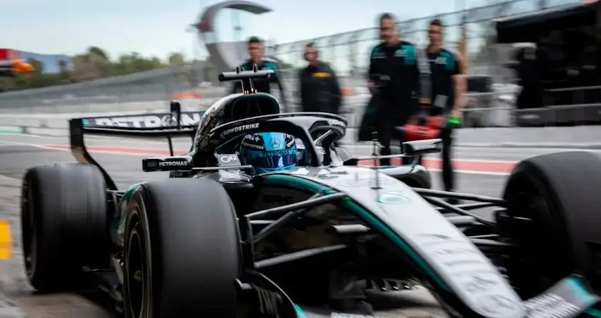 Соперники Mercedes требуют срочно изменить моторный регламент