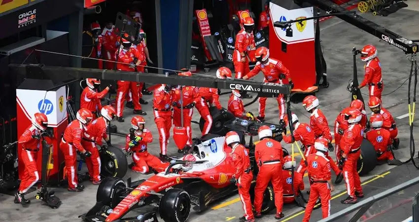 Леклер объяснил, почему Ferrari поступили правильно, не заехав в боксы