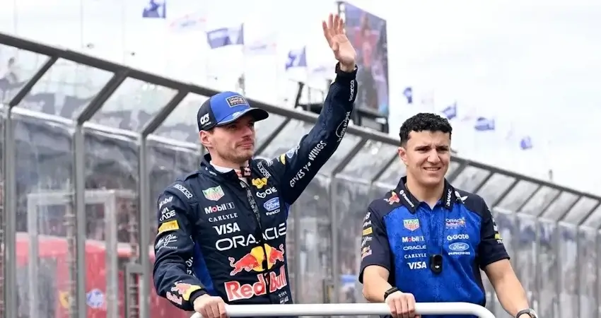 Ферстаппен в носках обыграл гонщика NASCAR на симуляторе в Майами