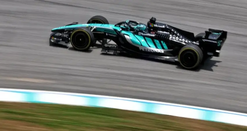 Расселл потребовал от Mercedes решить проблему деградации шин в Сепанге