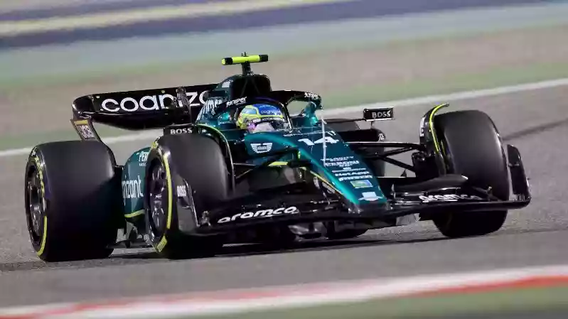 FP2: Алонсо опережает Ферстаппена во время второй практики в Бахрейне, а пелетон набирает обороты