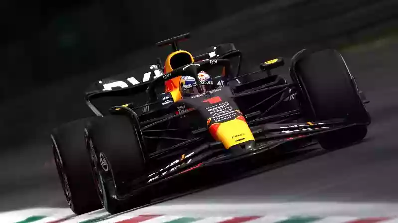 FP1: Ферстаппен опережает Сайнса и Переса на напряженной первой тренировке в Монце