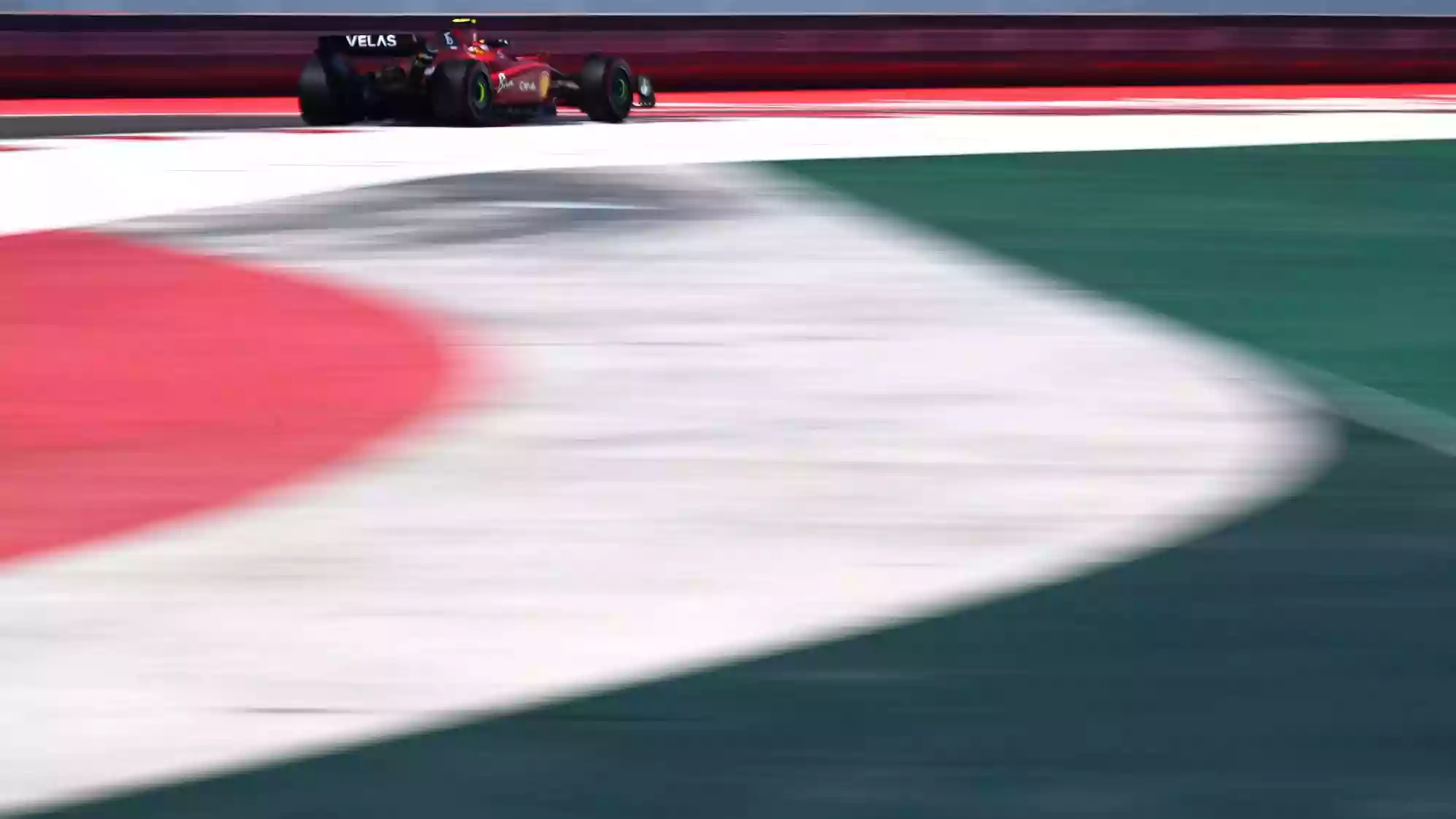 FP1: Сайнс лидирует, опередив Леклера в преддверии уик-энда в Мехико