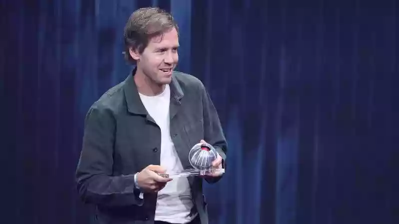 «Я слышал, что Себастьян Феттель хочет снова выступать», — бывший гонщик говорит, что переход Льюиса Хэмилтона в «Ferrari» может привести ушедшего из гонок 4-кратного чемпиона в «Mercedes».