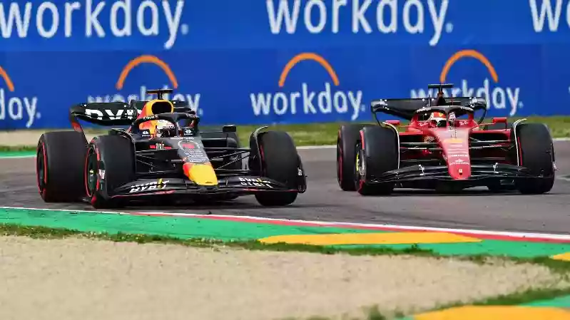 «Вы должны знать, какую карту выложить и когда» — бывший чемпион F1 говорит, что Red Bull и Ferrari «играют в покер» с разработками.