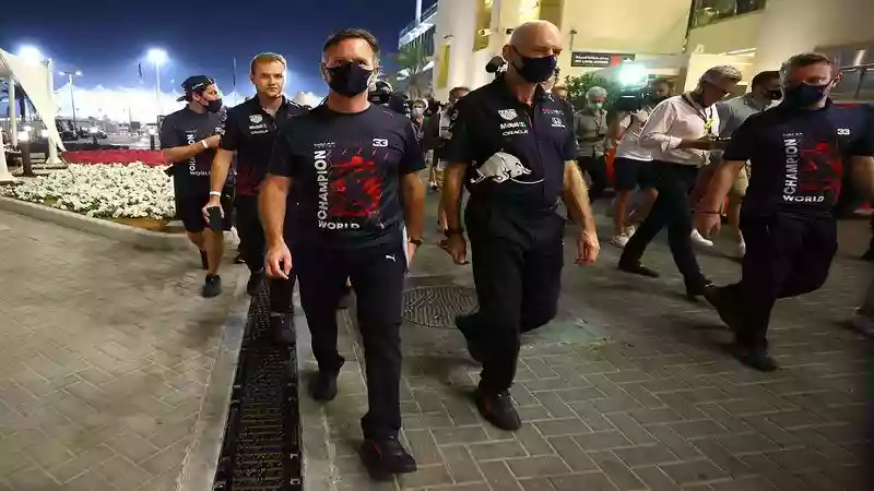 «Пусть гоняются» - руководитель команды Red Bull Кристиан Хорнер ащищаtn Майкла Маcи.