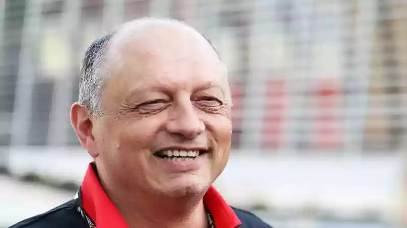 Обновления Red Bull отложены из-за штрафа за ограничение бюджета, а Ferrari планирует атакующую стратегию