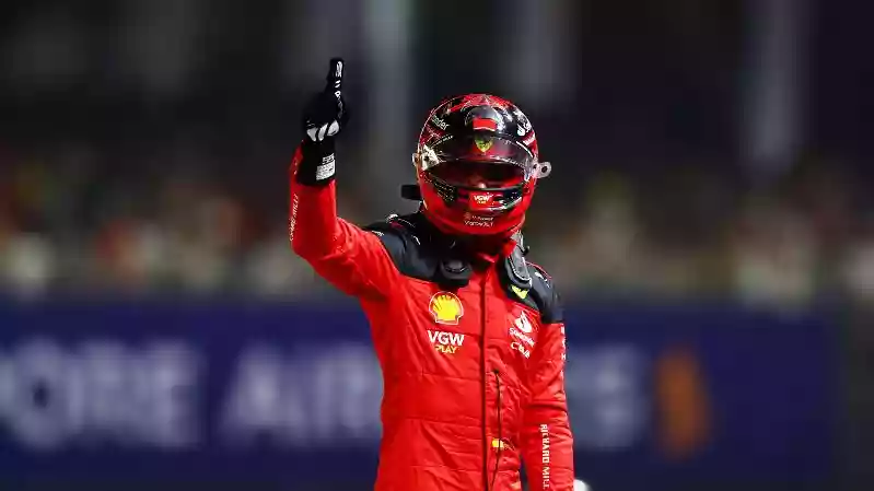 Сайнс опережает Расселла и Леклера в сверхнапряженной квалификации в Сингапуре, а Red Bull выбывает во втором сегменте