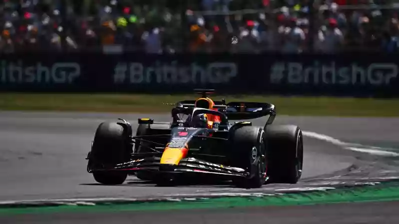 FP1: Ферстаппен опережает Переса и Албона в начале уик-энда Гран-при Великобритании