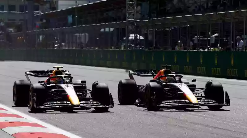 Ферстаппен лидирует в двойной победе Red Bull, а Леклер и Сайнс выбыли в Азербайджане