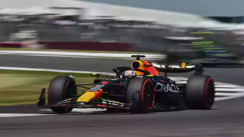 FP2: Ферстаппен выигрывает вторую тренировку в Сильверстоуне у Сайнса и Албона, а у Леклера начались проблемы