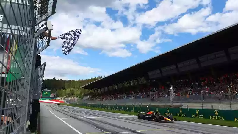 Ферстаппен лидирует в борьбе с Ferrari за победу в спринте и первое место на стартовой решетки Гран-при Австрии