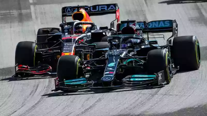 Вольф объясняет, почему Mercedes не смогла противостоять сверхагрессивной стратегии Red Bull